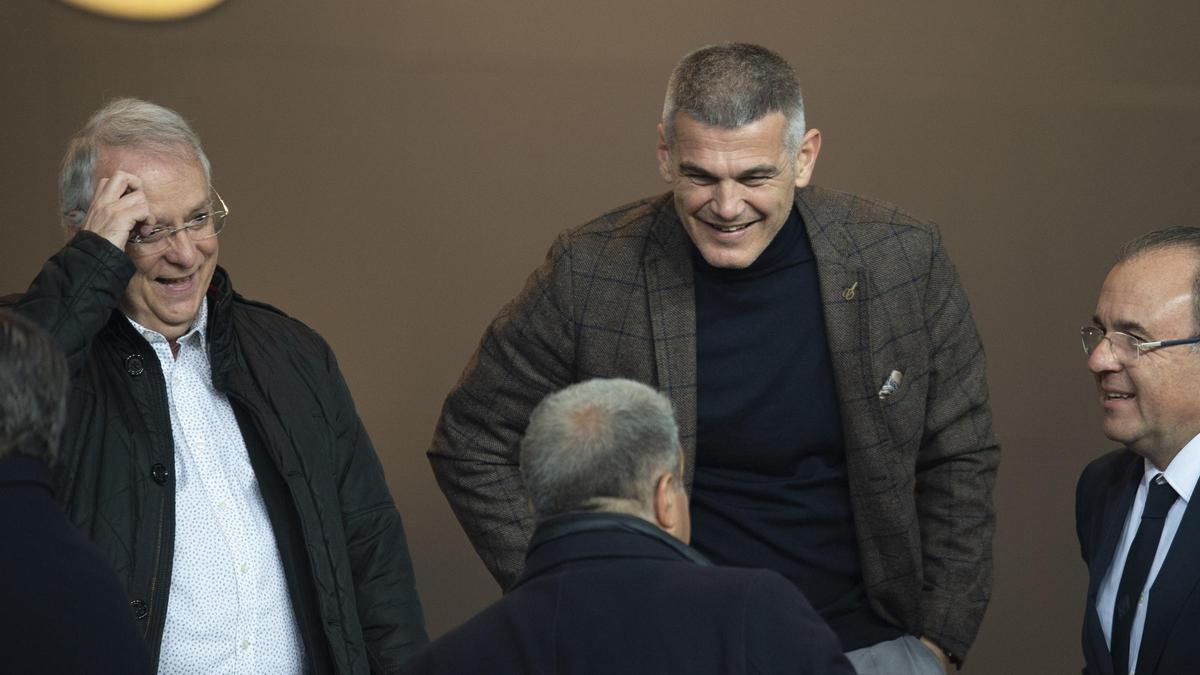 Alejandro Echevarría y Enric Masip charlan con Laporta, de espaldas, en el palco de Montjuïc antes del Barça-Villarreal.