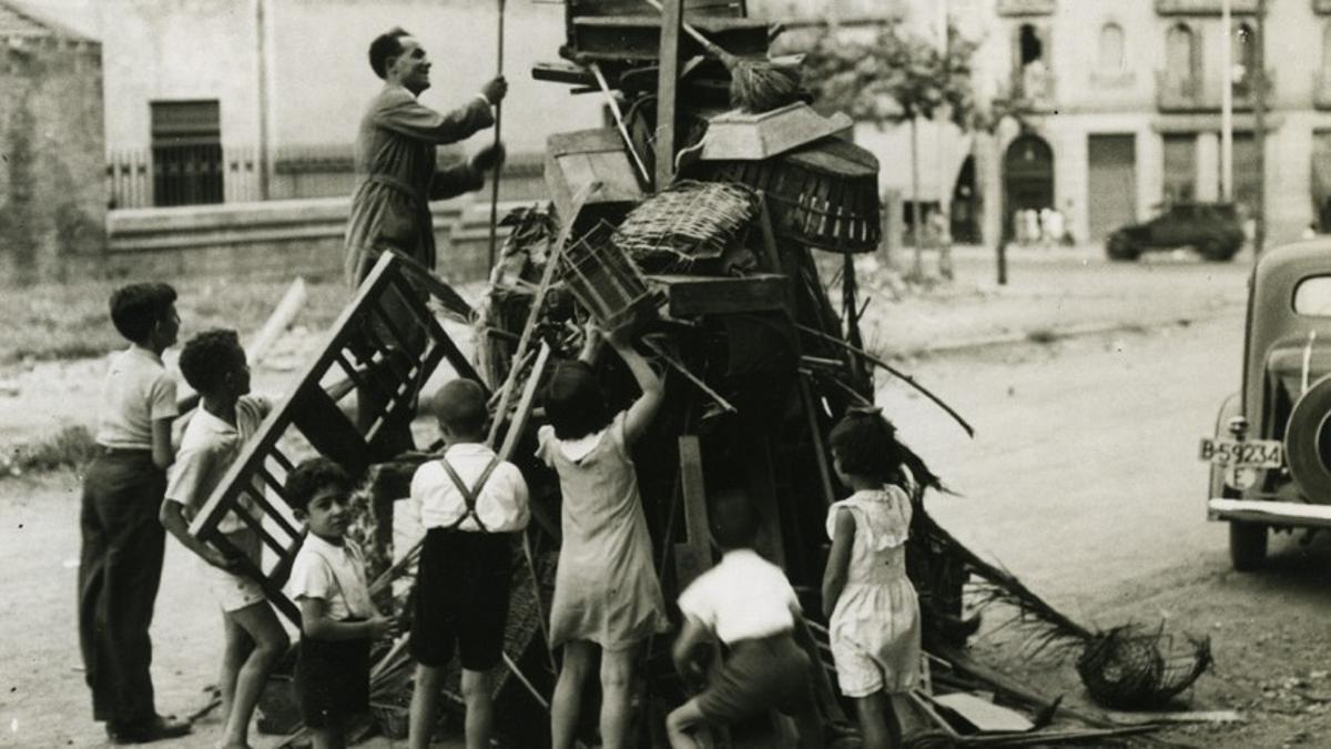 Preparando la hoguera de la verbena de Sant Joan de 1935 en las calles de Barcelona la foguera per la revetlla de Sant Joan de 1935 als carrers de Barcelona