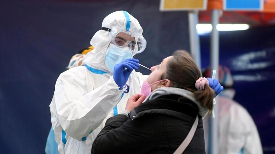 Un sanitario realiza una PCR a una mujer en Segovia.