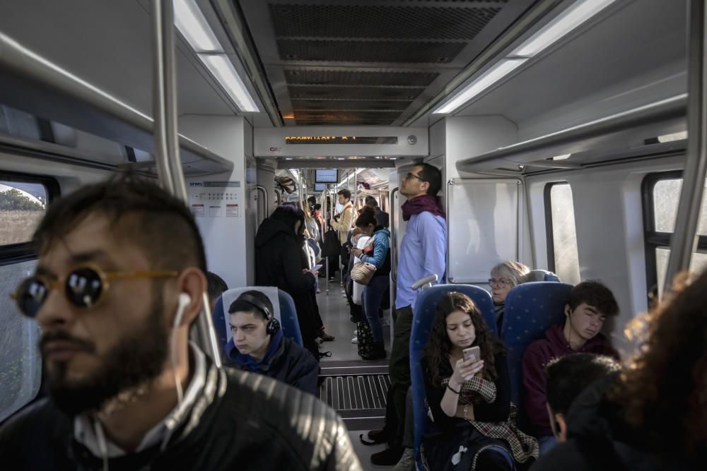 Usuarios del tren reclaman a SFM solucionar las aglomeraciones