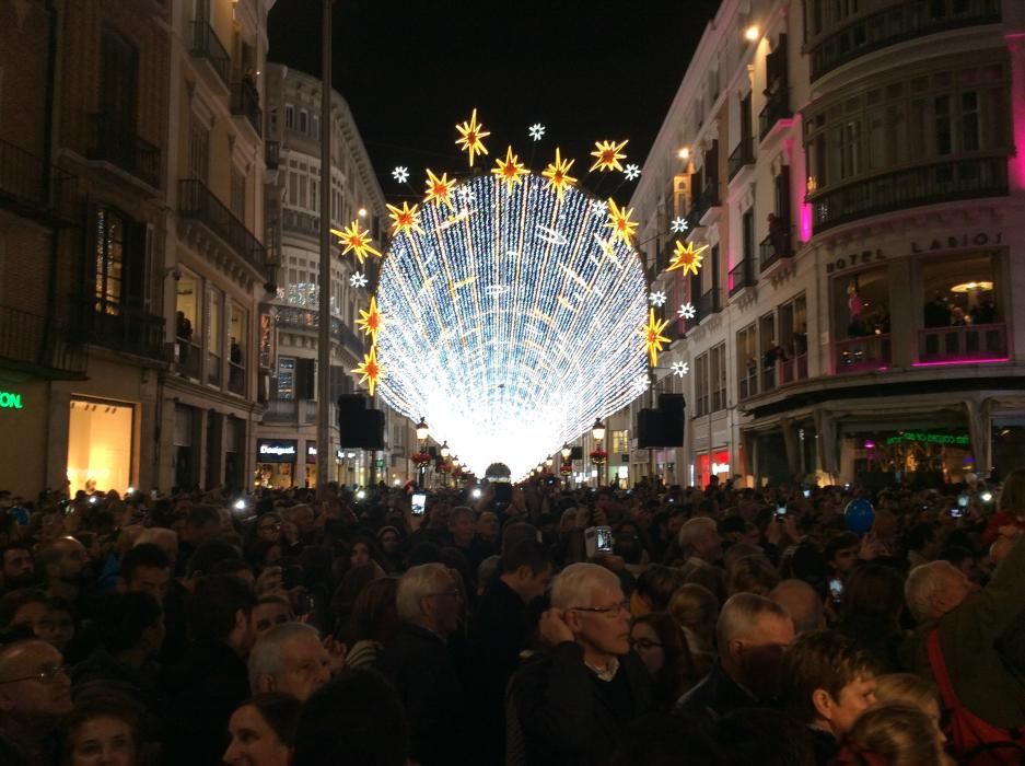 Un espectáculo de luz y sonido, actuaciones infantiles y un concierto de Siempre Así han dado la bienvenida a las fiestas en el Centro de Málaga