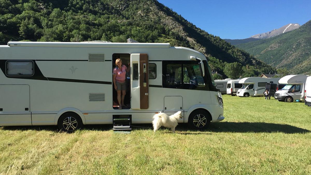 Autocaravanas en una de las zonas habilitadas para su estacionamiento en el Pirineo.