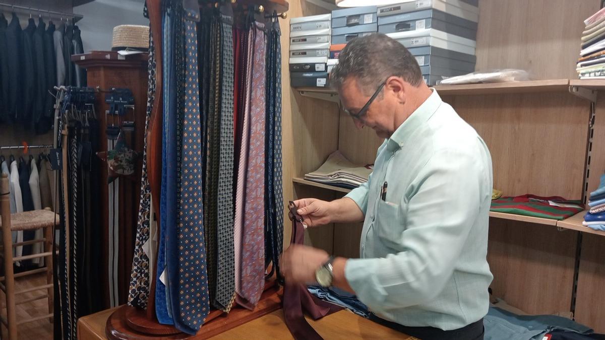 El comerciante regenta Confecciones MIlán y es presidente del CHC Gandia