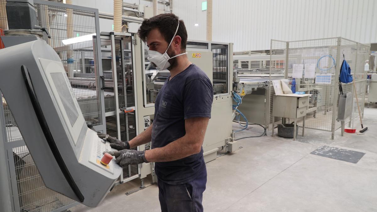 Operario trabajando en una empresa cerámica de Castellón.