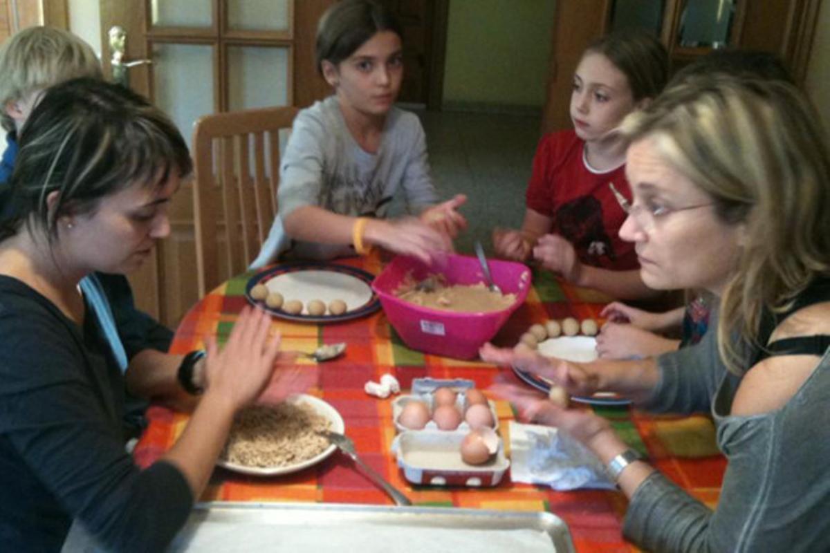 A Sant Miquel de Balenyà els familiars de Jordi clos (@Canxuxet) es reuneixen per fer panellets.