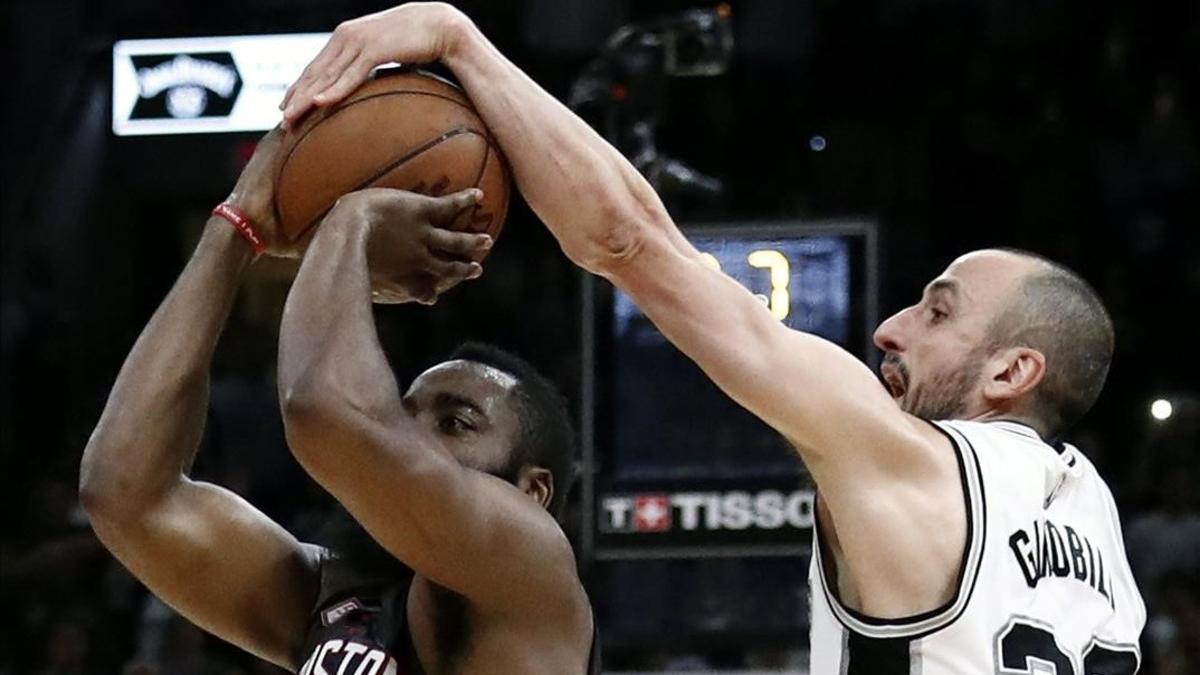 Manu Ginóbili tapona el tiro de James Harden en el útlimo segundo del partido