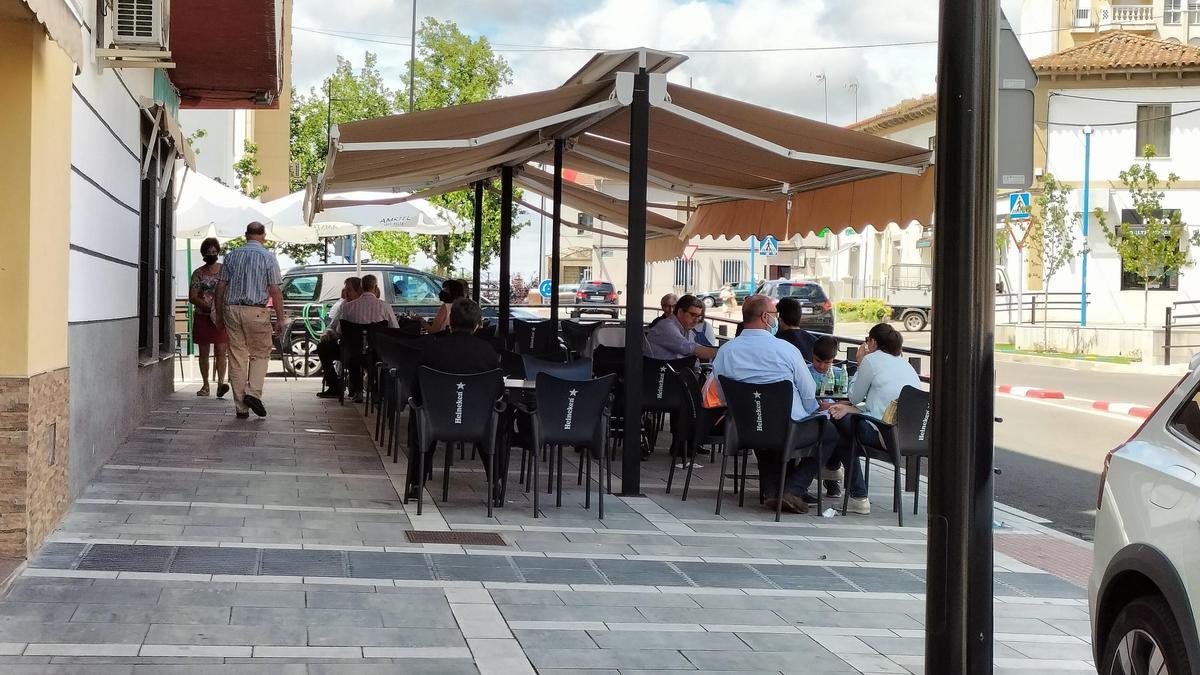 Varias personas disfrutan de una terraza en un local hostelero en la localidad cauriense.