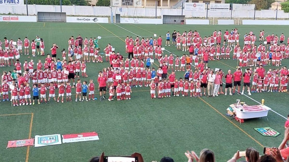 Diferentes equipos del Puerta Palmas forman durante su clausura.