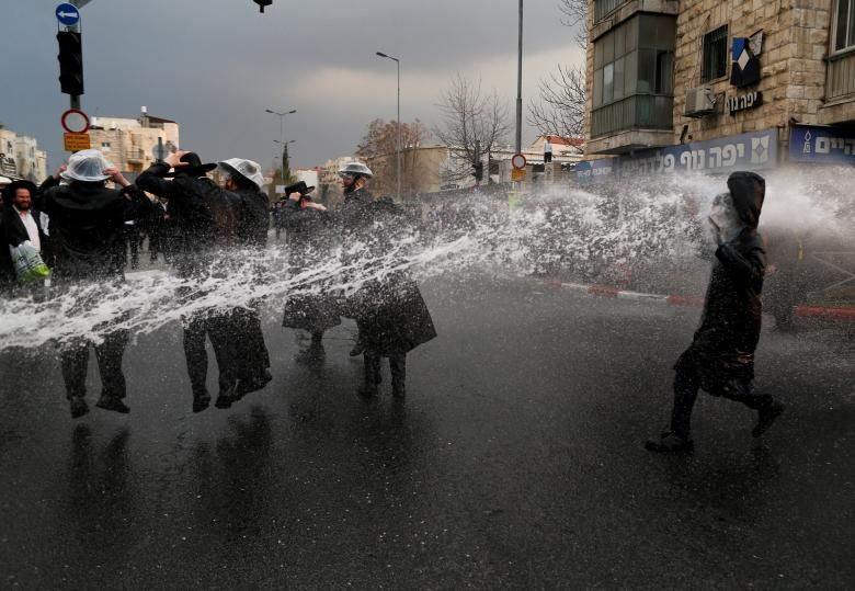 Els manifestants jueus ultra-ortodoxos són polvoritzats amb aigua per la policia israeliana