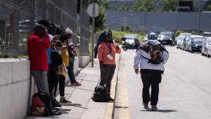 OLOT 09/07/2024 Sociedad. Trabajadores de los mataderos esperando el autobús para volver a sus casas. FOTO de ZOWY VOETEN