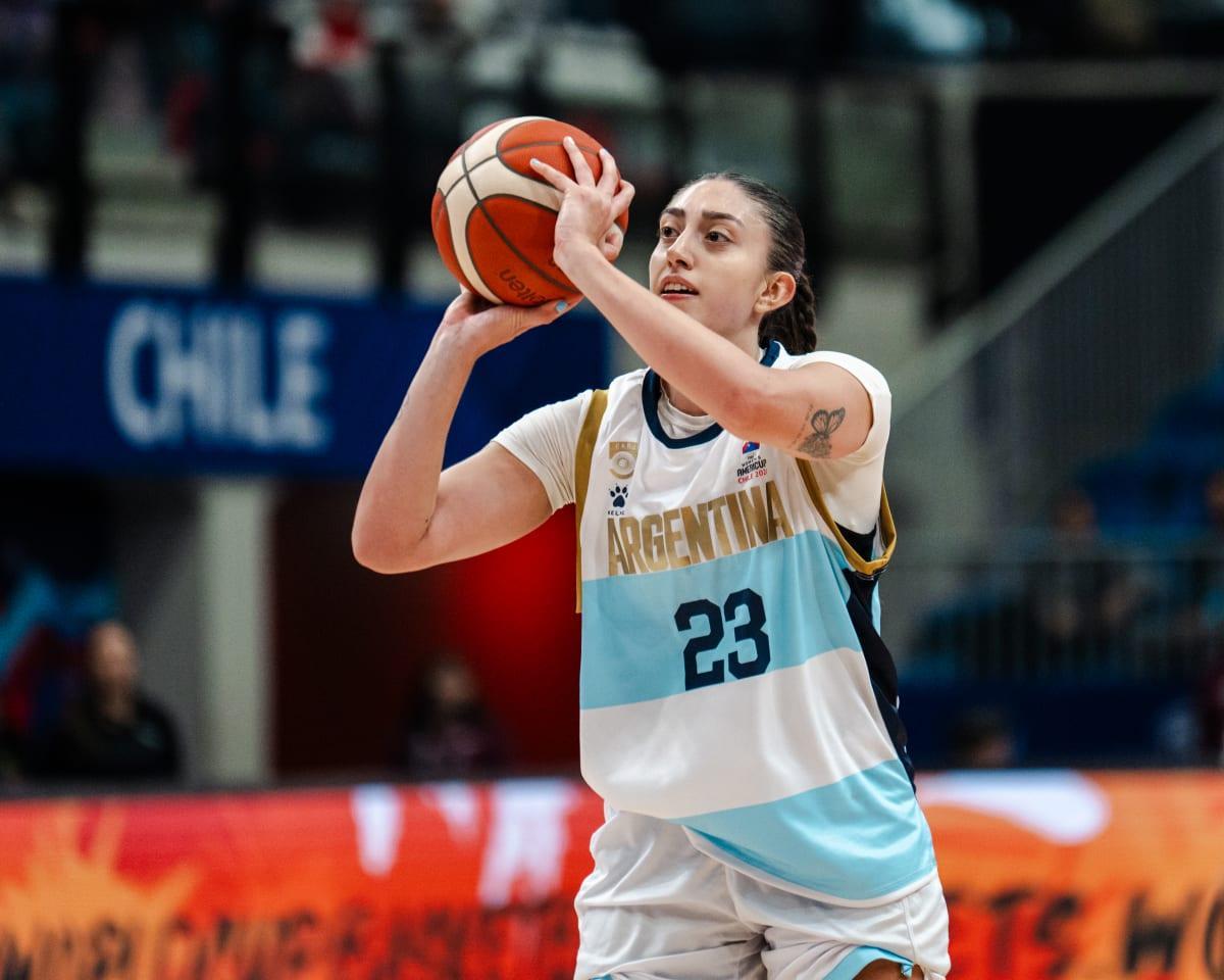 Victoria Gauna, con su selección en la AmeriCup.