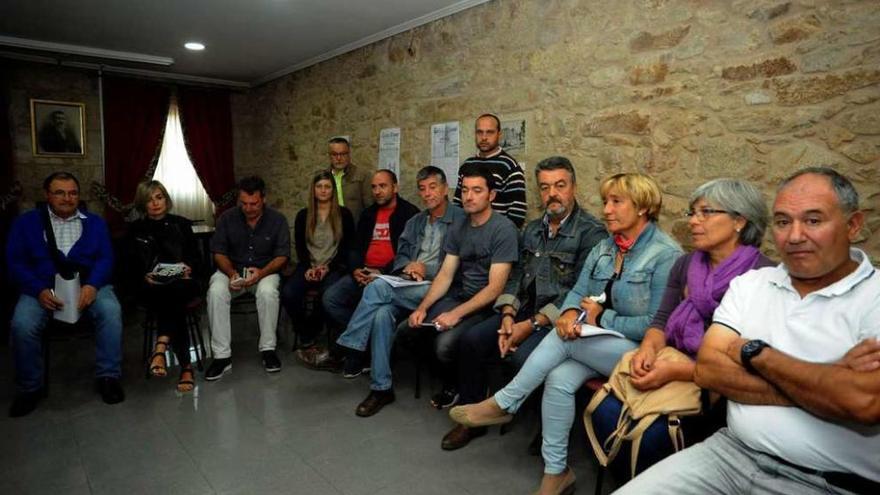 Representación del sector pesquero durante la rueda de prensa de ayer, en Carril.