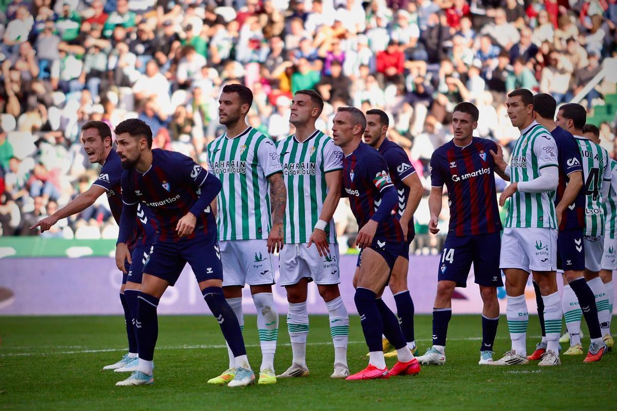 Un lance a balón parado del Córdoba CF-Eibar del pasado sábado.