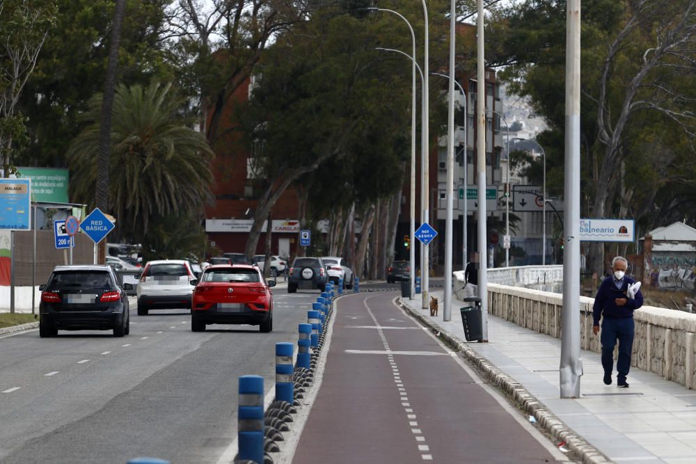 Este lunes ha tenido que reabrirse al tráfico rodado el paseo marítimo Pablo Ruiz Picasso, a pesar de que la pasada semana el Ayuntamiento de Málaga decretaba su cierre durante el tiempo que se mantuviese el estado de alarma.