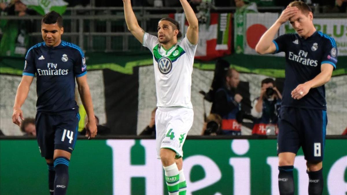 Ricardo Rodríguez celebra el primer gol del Wolfsburgo entre Casemiro y Kroos