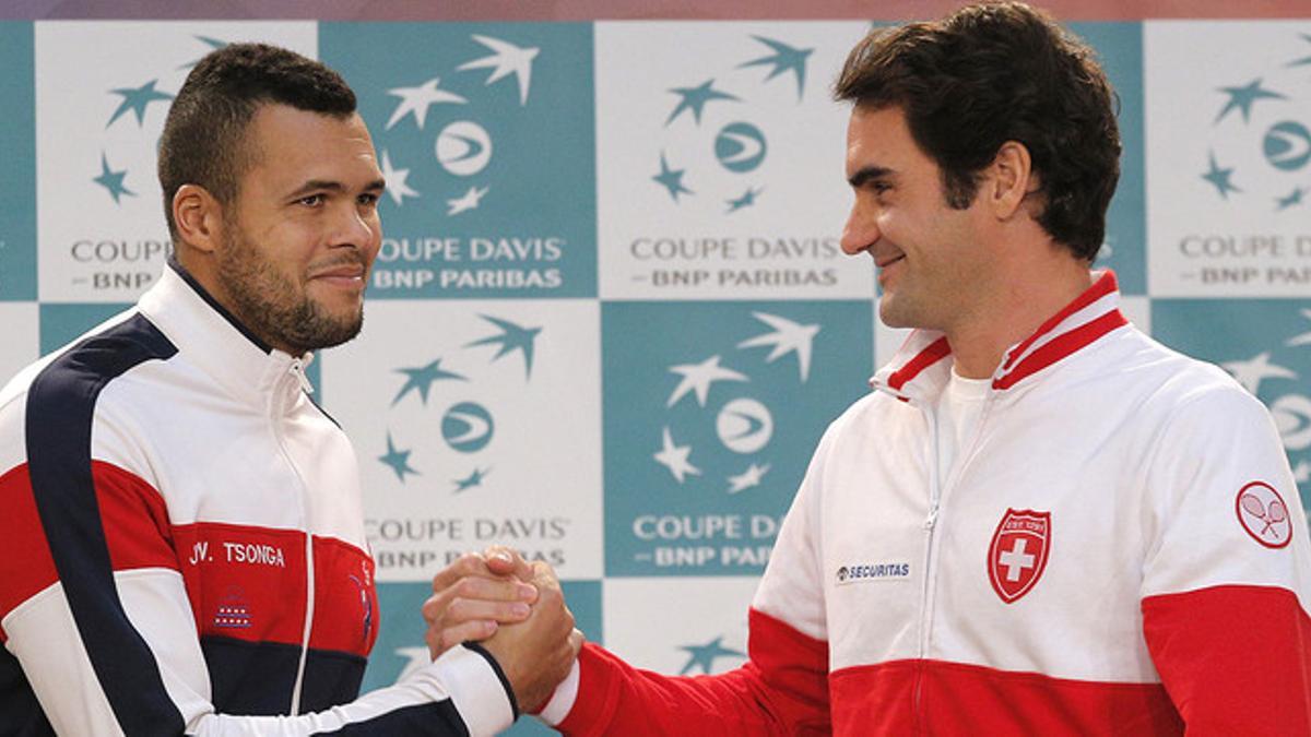 Roger Federer (derecha) y Jo-Wilfried Tsonga se saludan en la presentación de la Copa Davis, en Lille