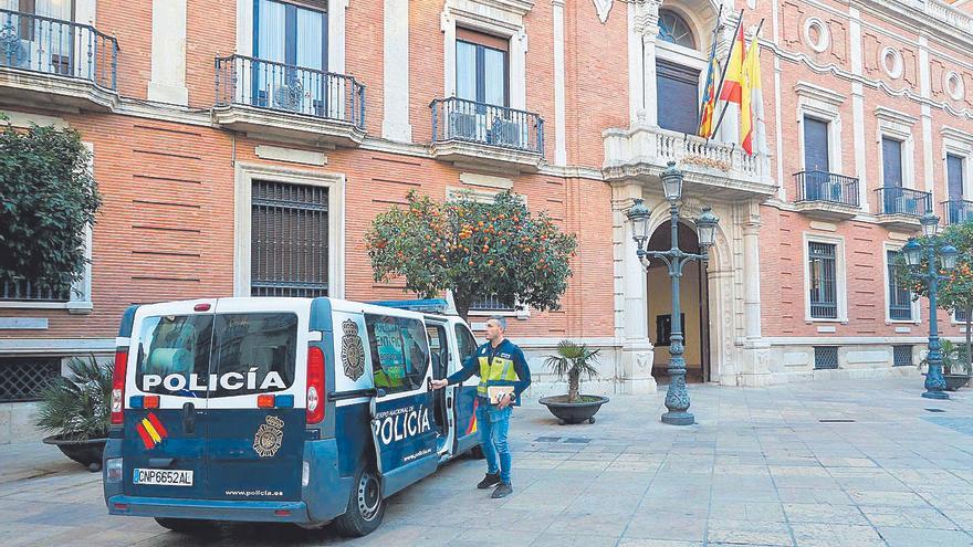 La Policía halló 10 huellas del ‘asistente’ en el escritorio donde estaban las tarjetas robadas