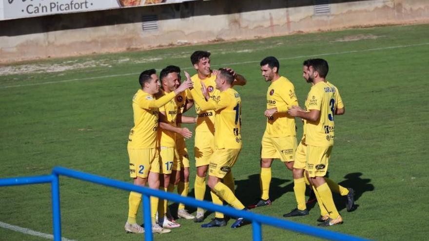 Els garrotxins celebren 
un dels dos  gols 
ahir. futbolbalear/raul perales