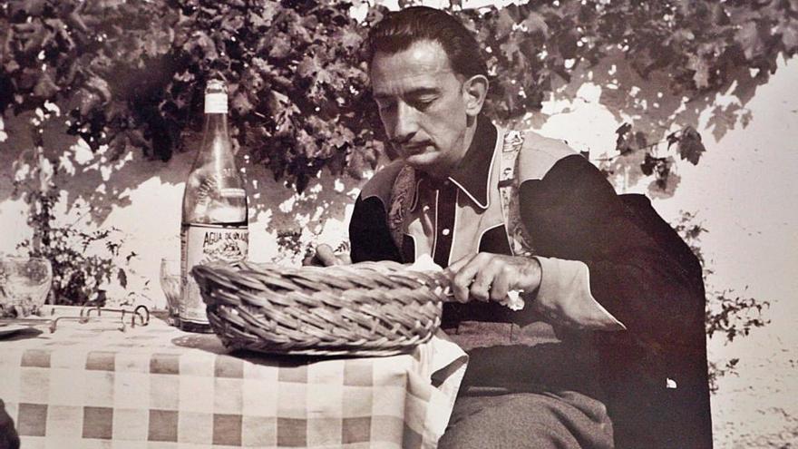 Salvador Dalí, al pati de Portlligat amb una ampolla d&#039;Aigua de Vilajuïga