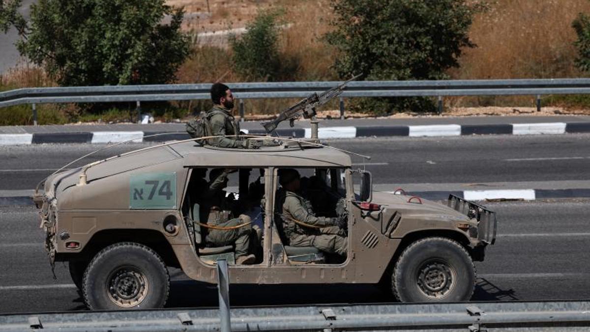 Soldados israelís a bordo de un vehículo militar en la frontera del Libano con Galillea