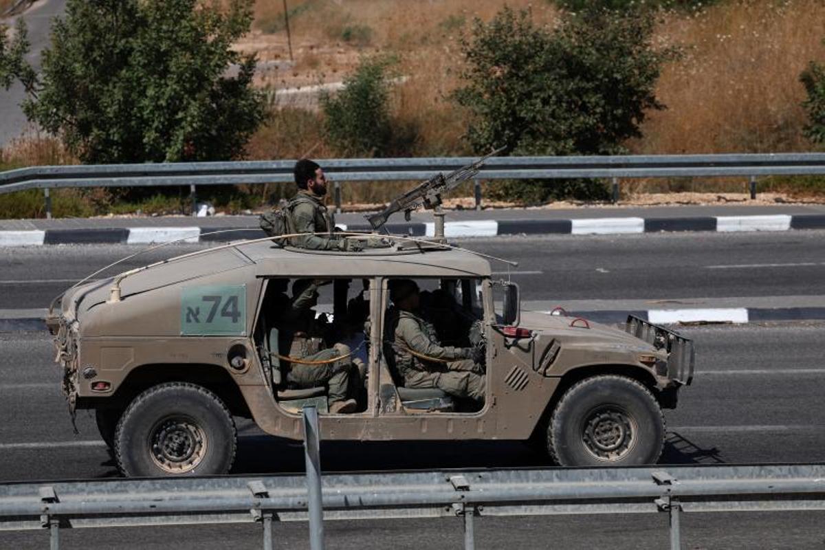 Soldados israelís a bordo de un vehículo militar en la frontera del Libano con Galillea