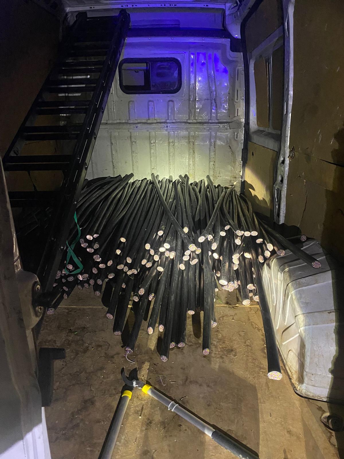 La camioneta cargada con cable de cobre robado.