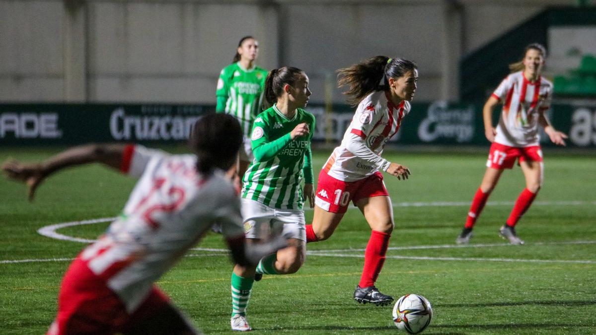 Una jugadora del Betis B, con el balón durante el partido contra el Santa.