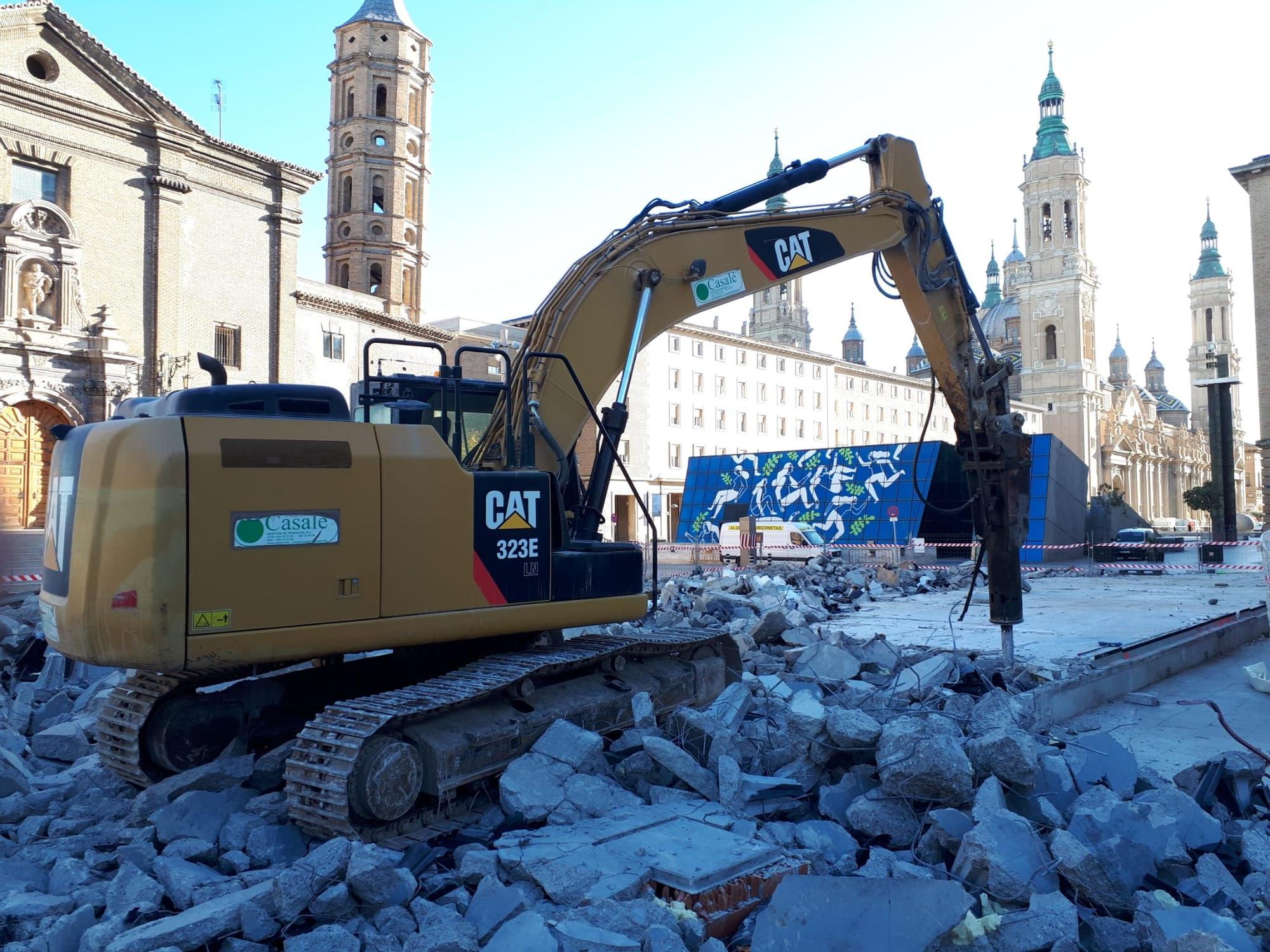 Trabajos de derribo realizados por Casalé en la plaza del Pilar.