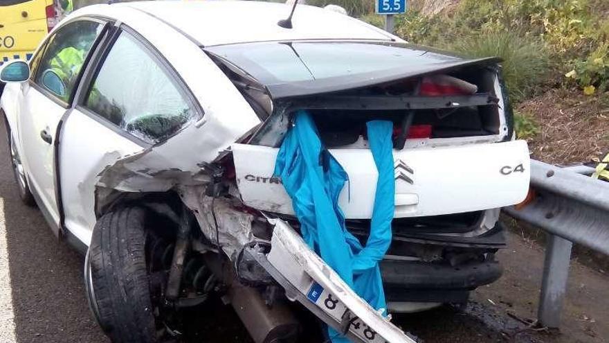 Uno de los coches implicados en el accidente .