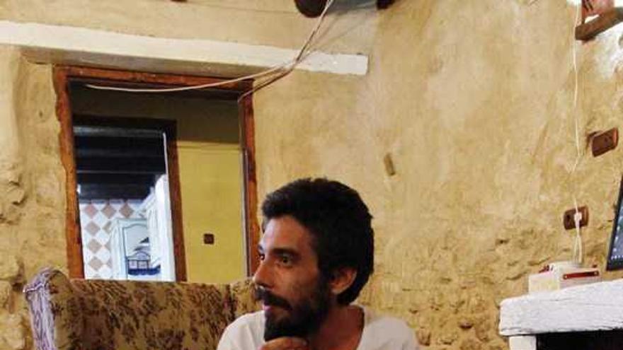 El joven zamorano en la casa rural de Villalonso en la que residía.