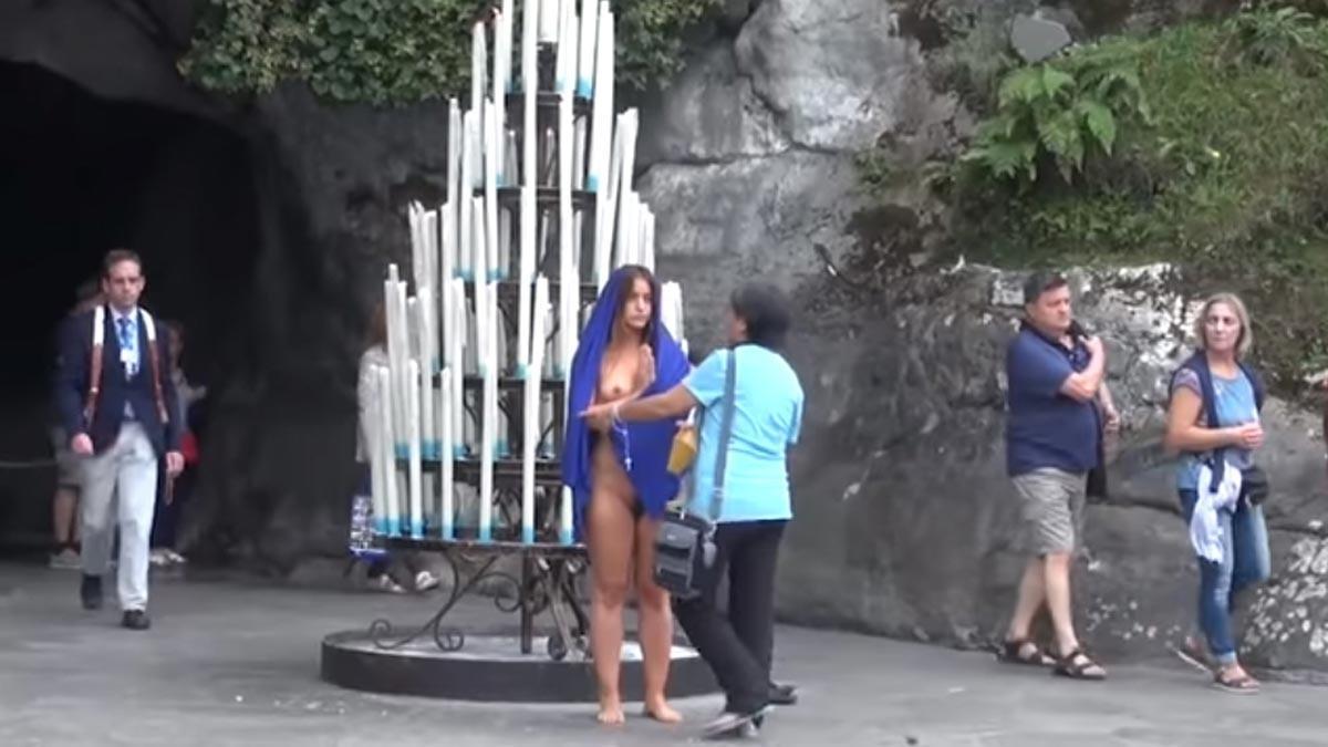 Imagen de la 'performance' artística 'L'origine de la vie' en el santuario de Lourdes