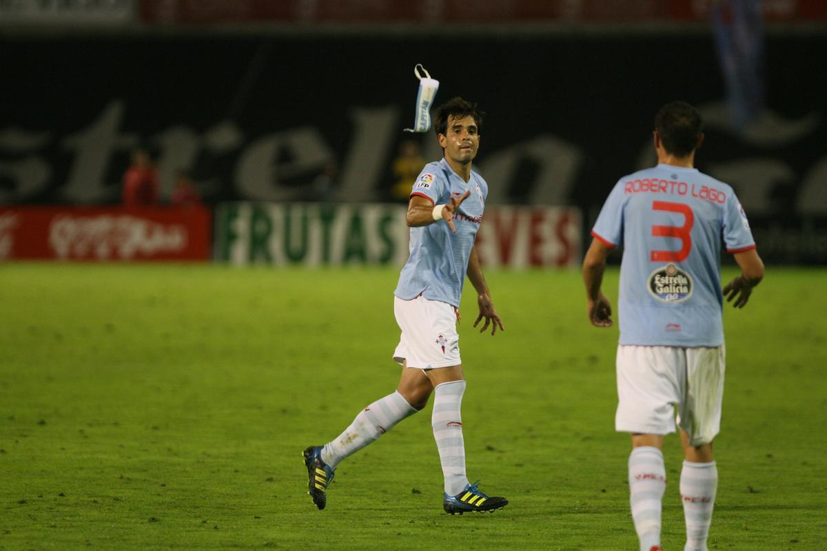 Borja Oubiña cede a Roberto Lago el brazalete de capitán en un partido en 2012