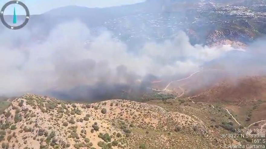Un incendio forestal obliga a confinar Benahavís (Málaga) y diseminados cercanos