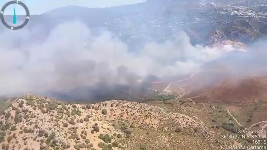 Un incendio forestal obliga a confinar Benahavís (Málaga) y diseminados cercanos