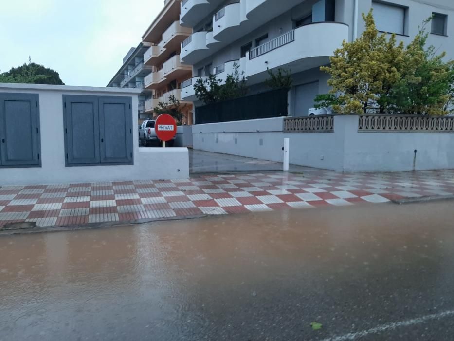 Un carrer de l'Estartit amb molta aigua