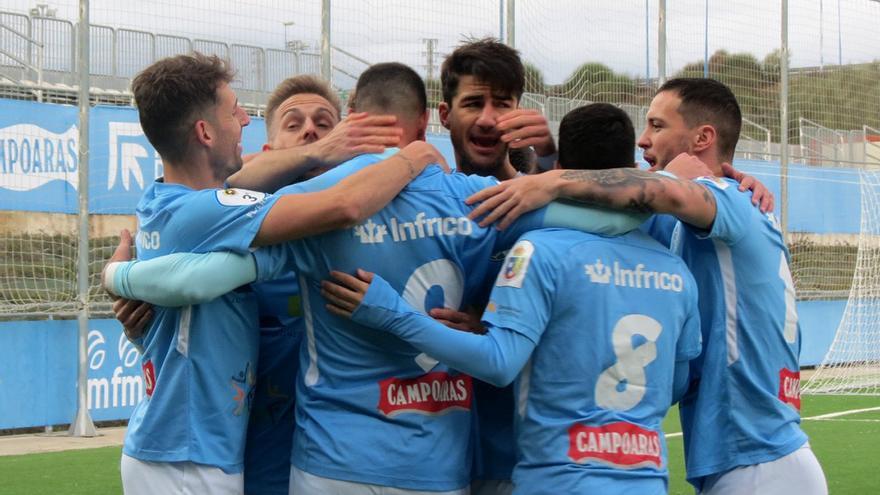 Jugadores del Ciudad de Lucena celebran un gol en un partido de la pasada temporada en Tercera División.