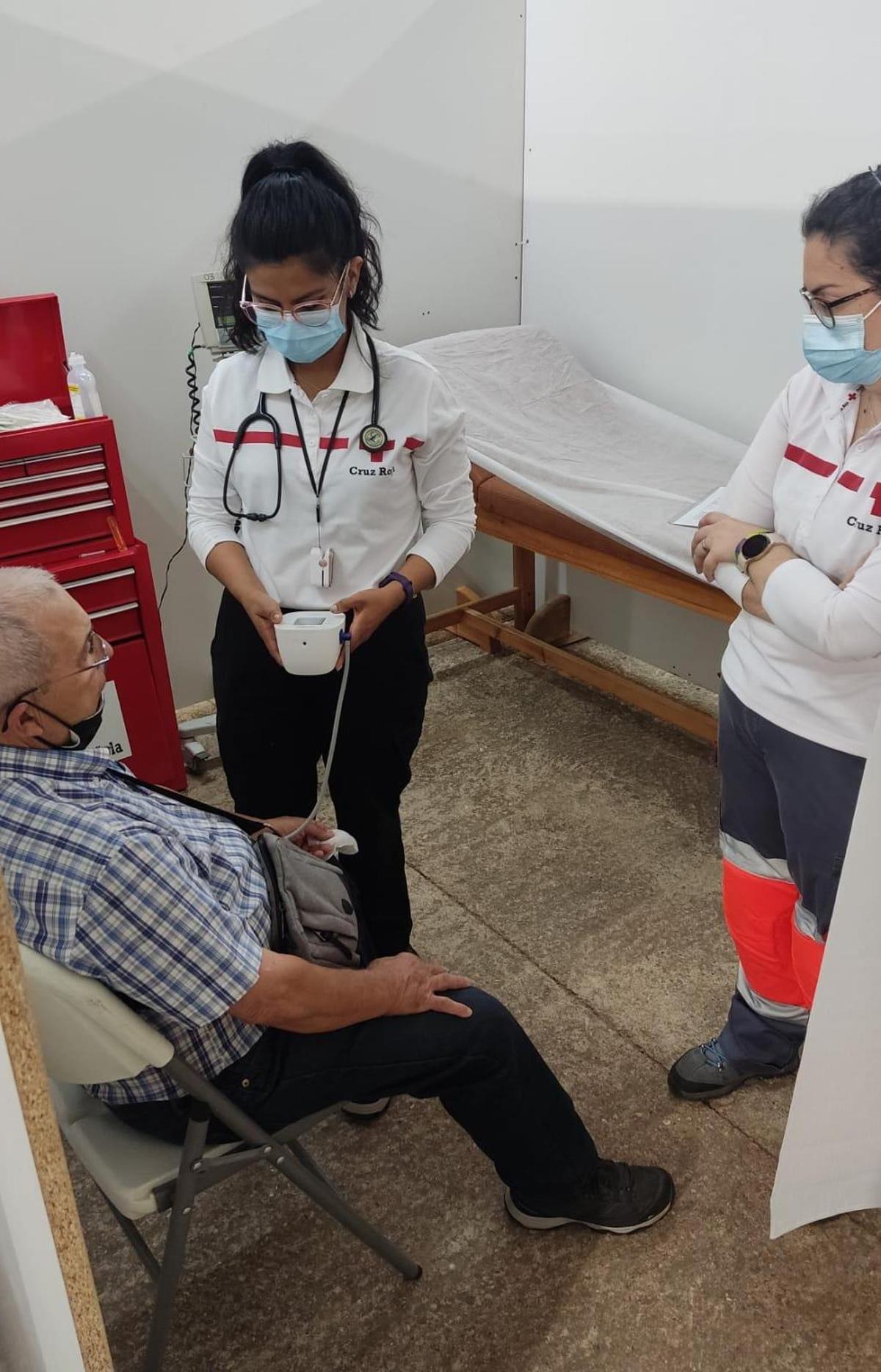 Una atención sanitaria de Cruz Roja en la Feria de Córdoba.