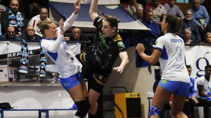 Estefanía Descalzo, con la pelota, en el partido de ayer en A Sangriña. // Alba Villar