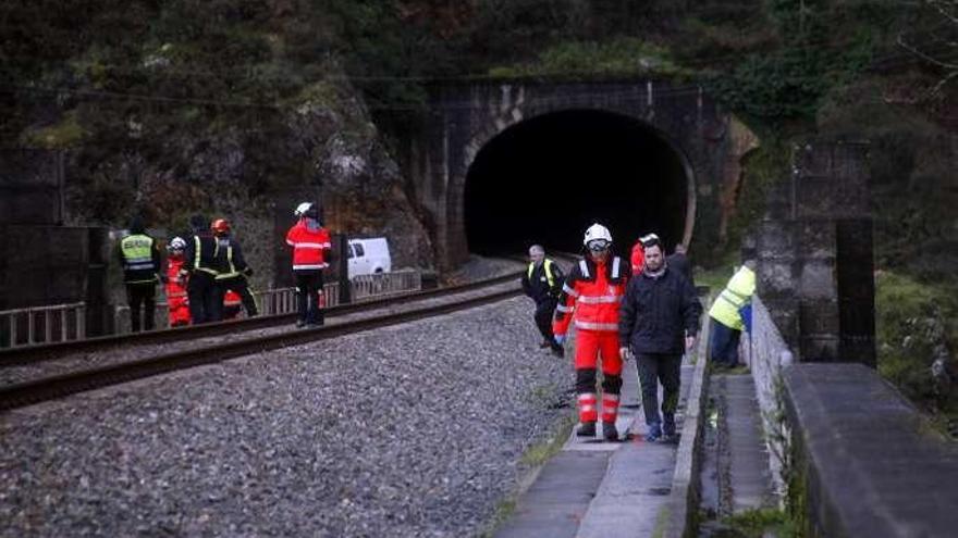 Efectivos sobre la vía ferroviaria. // Bernabé/Luismy