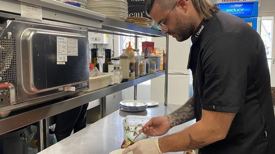 En la imagen, el cocinero y propietario de El Chiringuito de Pepe --que participa en las Jornadas Gastronómicas del Arroz y de la Mar de Peñíscola-- preparando el ceviche de pulpo.