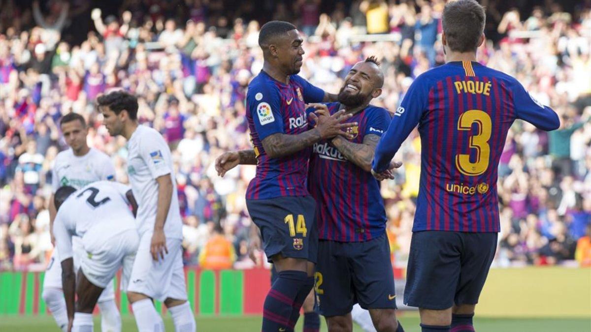 Arturo Vidal celebra su gol junto a Malcom y Piqué