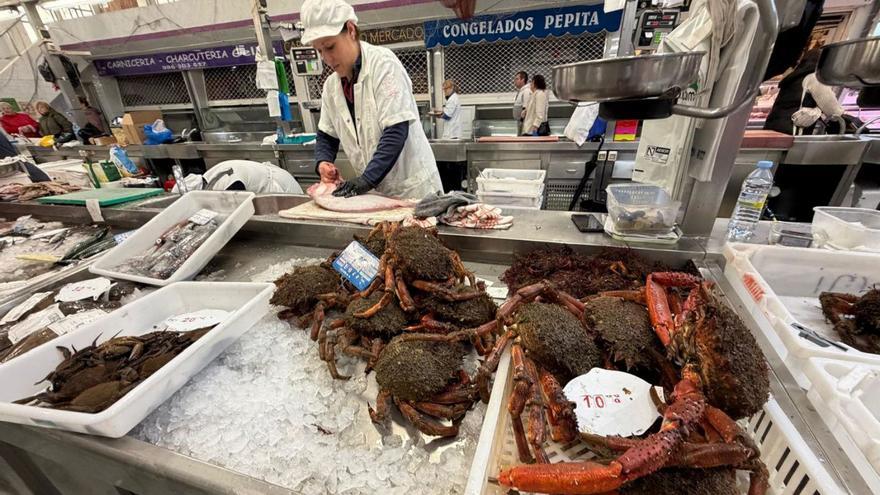 Centollas, ayer, en un puesto de la plaza de abastos de Cangas.