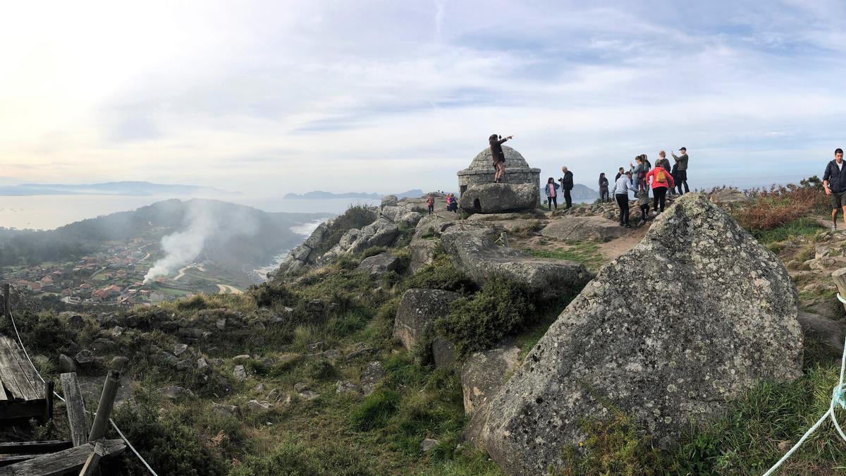 Panorámica del Monte do Facho durante la representación de ayer por Teatro de Ningures