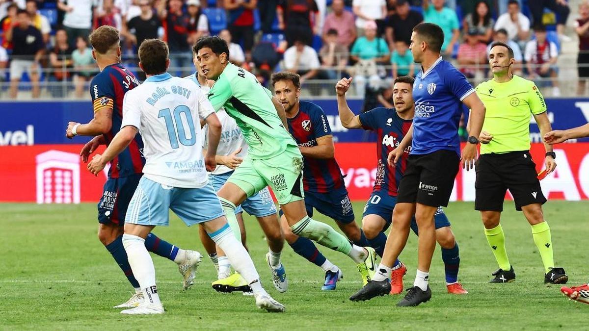 Andrada se dispone a golpear a Pulido en el partido ante el Huesca.
