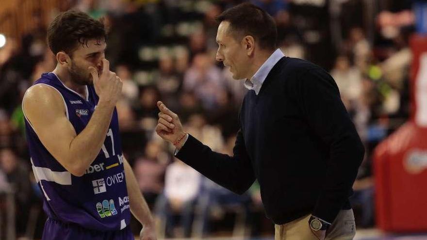 Natxo Lezkano da instrucciones a Llorente durante el partido de ayer.