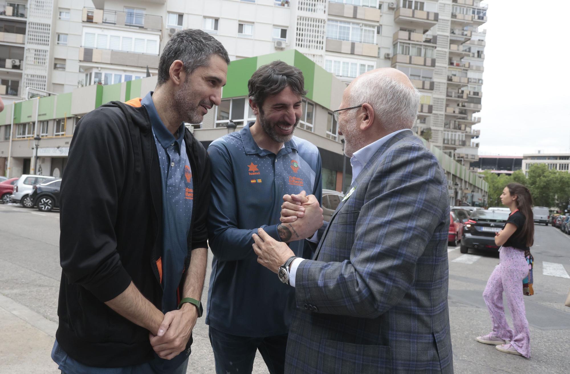 Mesa de cuestación contra el cáncer con Valencia Basket, Juan Roig y Hortensia Herrero