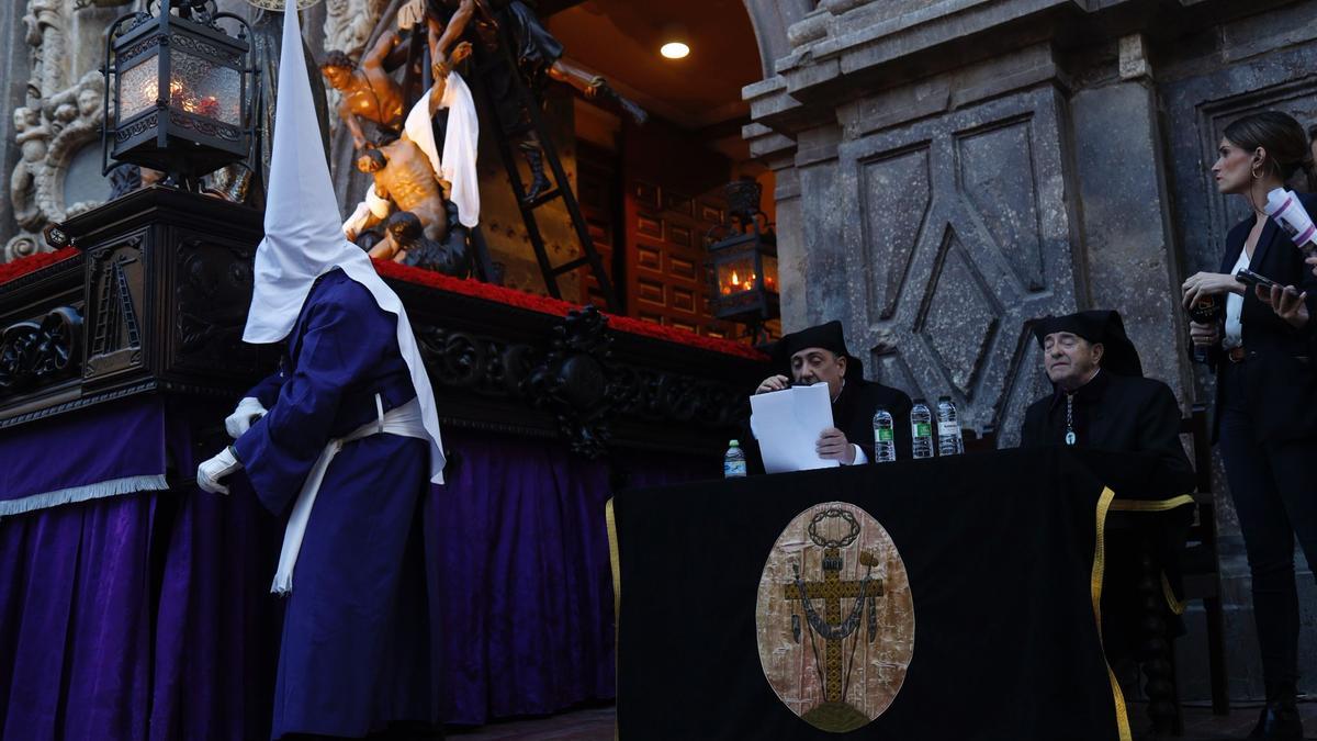 FOTOGALERÍA | Zaragoza se llena de capirotes y bombos en la procesión del Santo Entierro