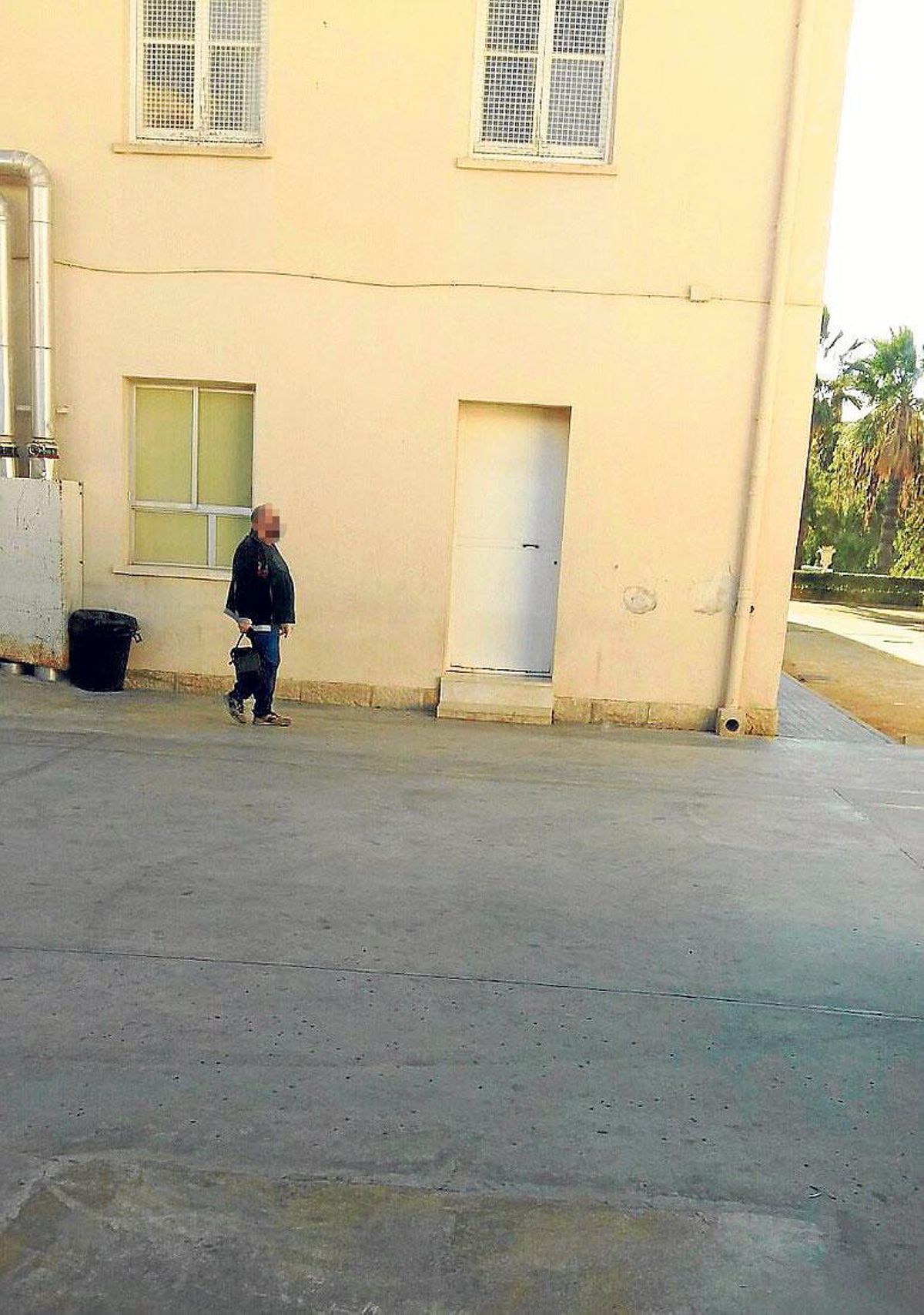 Imagen del trabajador saliendo de la unidad de Salud Laboral.