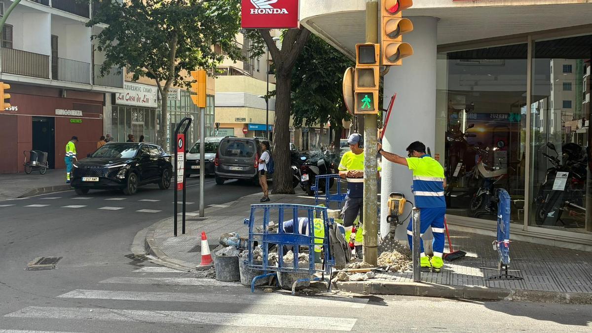 Varios operarios de Aqualia reparan la avería este jueves por la mañana.