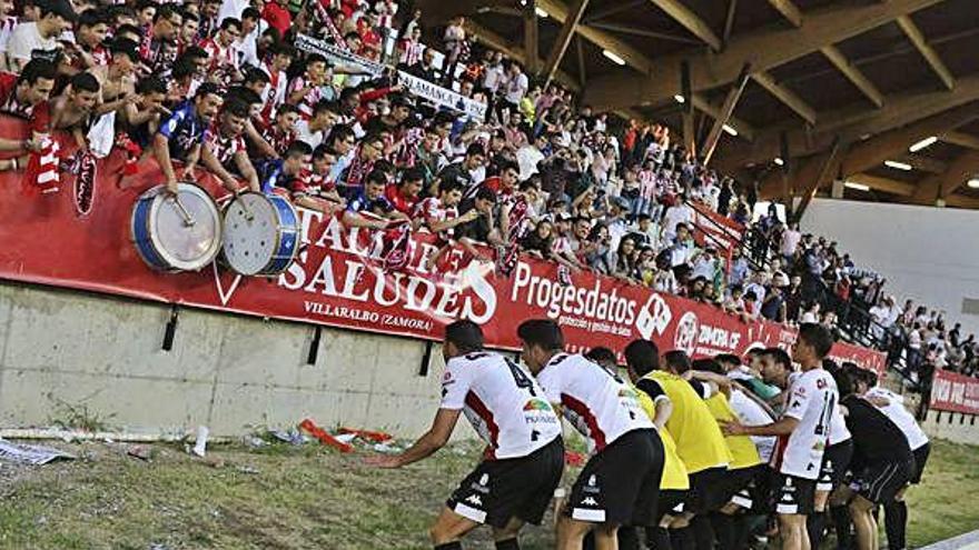La plantilla del Zamora CF celebra junto a la afición el 2-1 ante el Haro Deportivo.